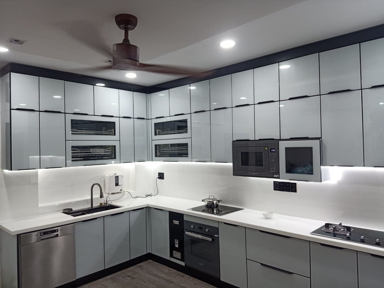 2 tủ bếp inox treo tường