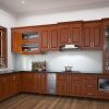 tủ bếp inox cánh gỗ xoan đào mang lại chiều sâu cho không gian
